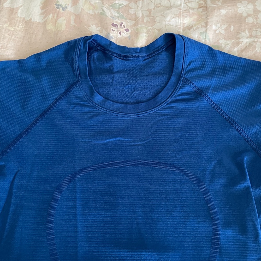 Lululemon blue shirt sleeve workout top